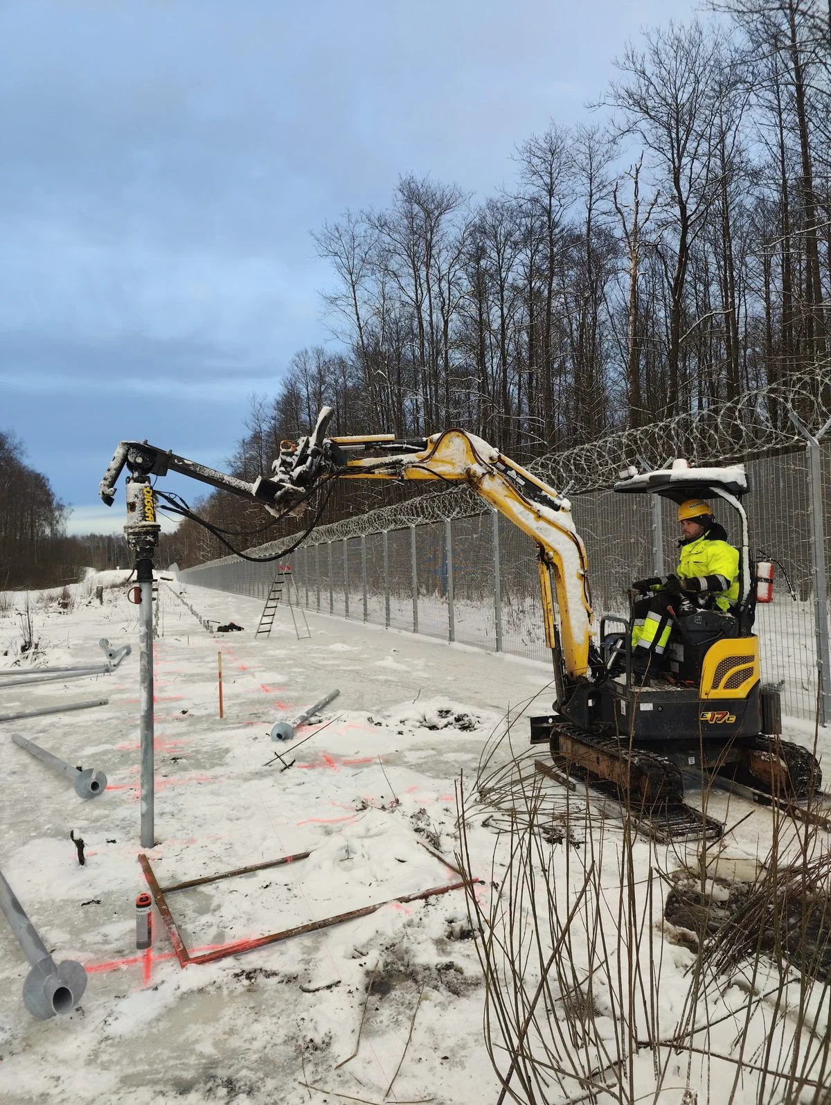 Installationsteam auf der Baustelle mit Rammausrüstung