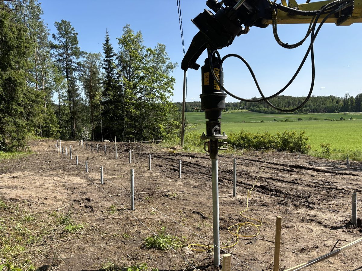 Fertige Schraubpfahl-Fundamente bereit für den Aufbau