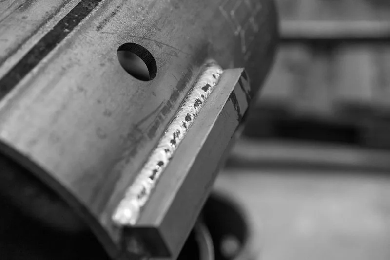 Nahaufnahme eines angeschwei&szlig;ten Mitnehmernockens am Schraubpfahl-Schaft