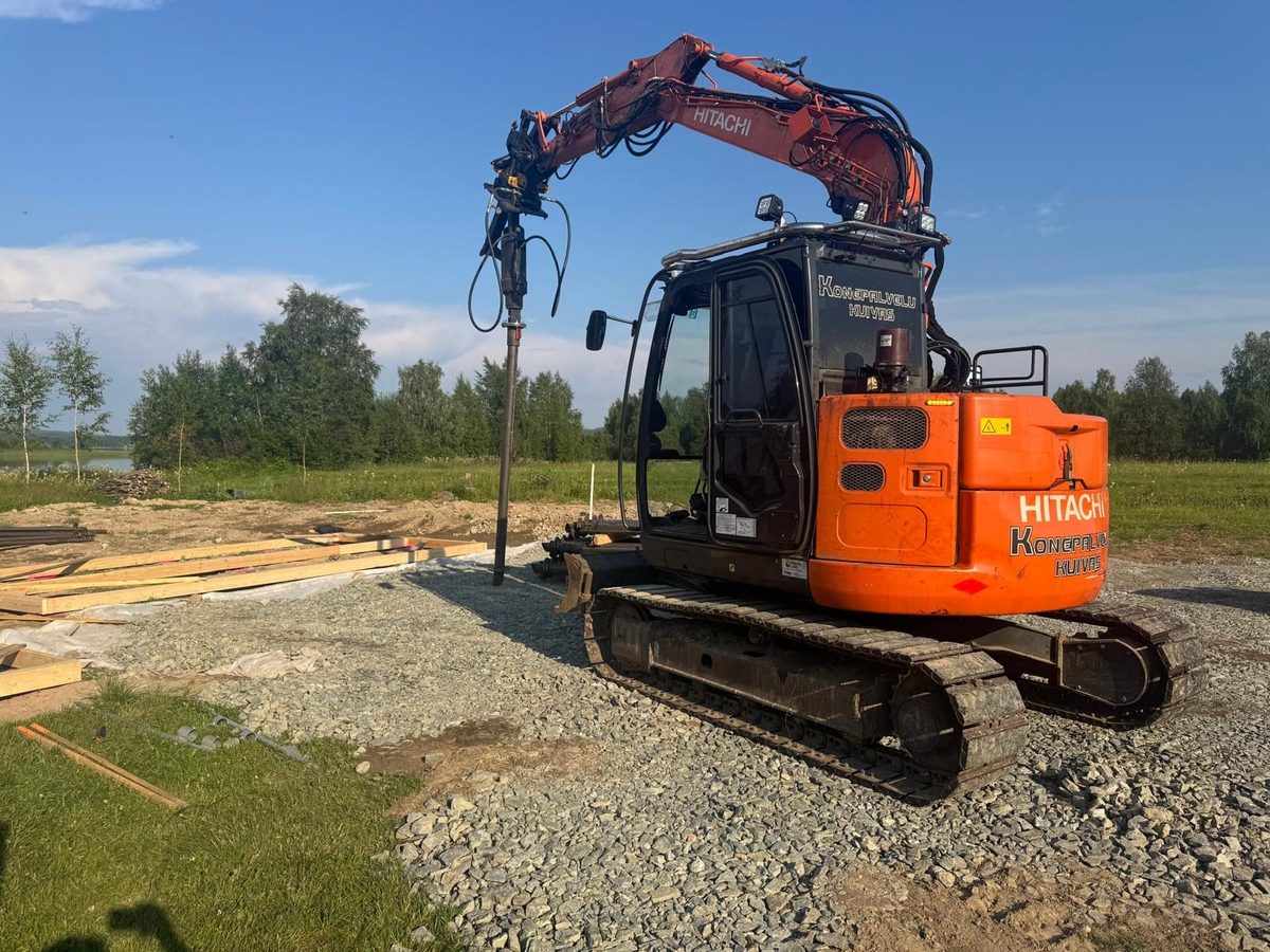 Schraubpfahl-Fundament f&uuml;r Wohnhaus, Bagger auf Baustelle