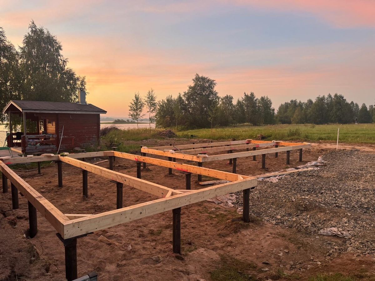 Fertige Holzrahmenkonstruktion auf Schraubpfahl-Fundamentraster