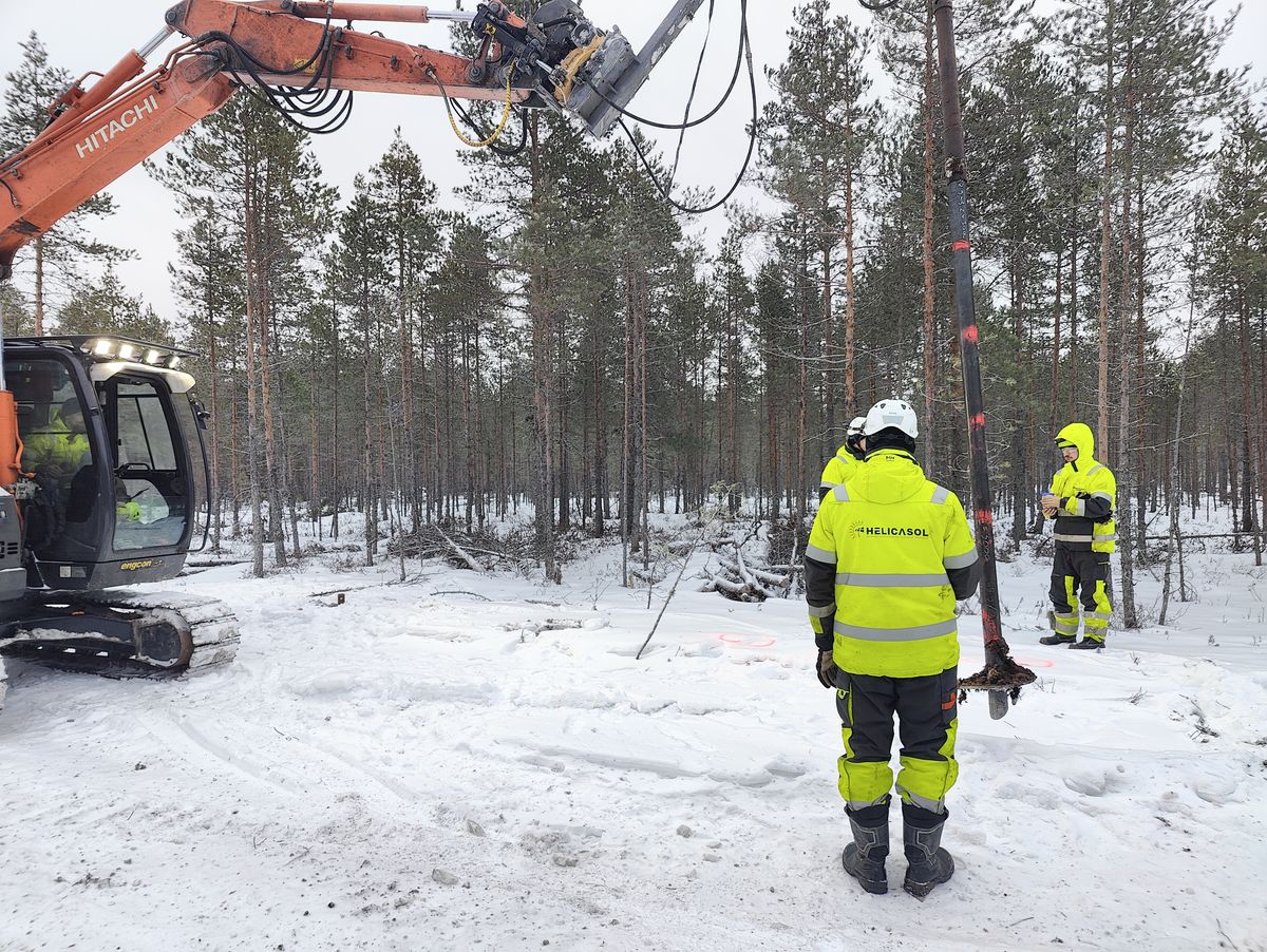Helicasol-Team installiert Schraubpf&auml;hle auf Solarparkgel&auml;nde