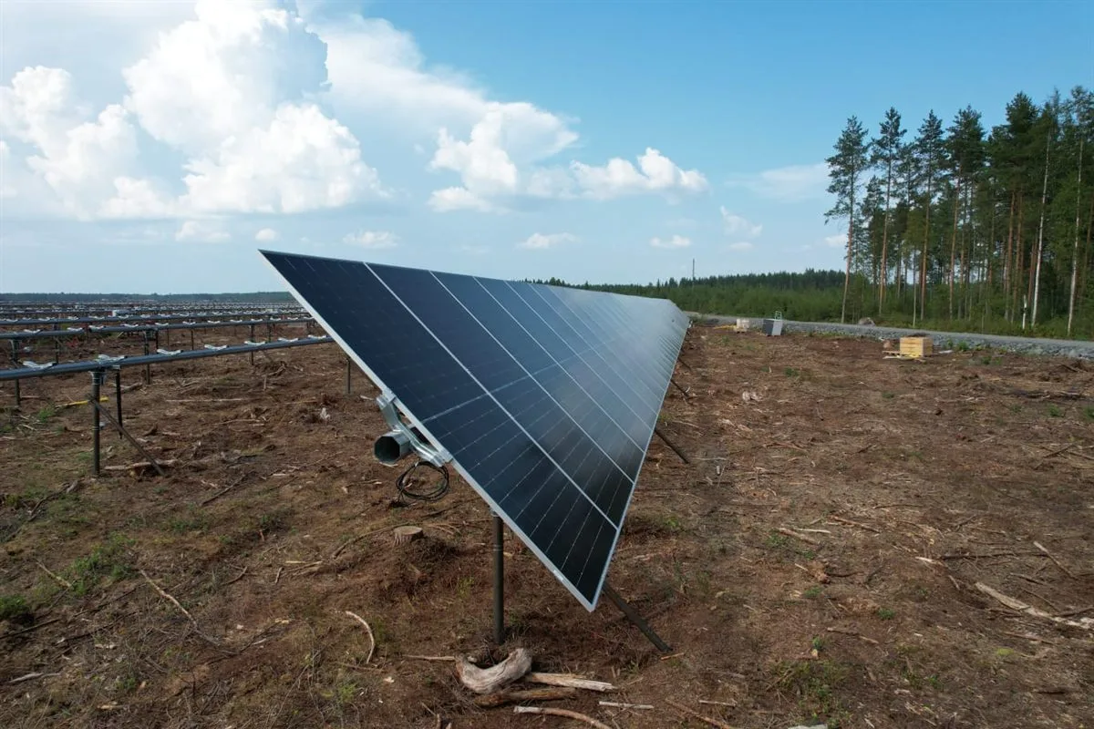 Fertige Solarpaneele auf Schraubpfahl-Fundamenten