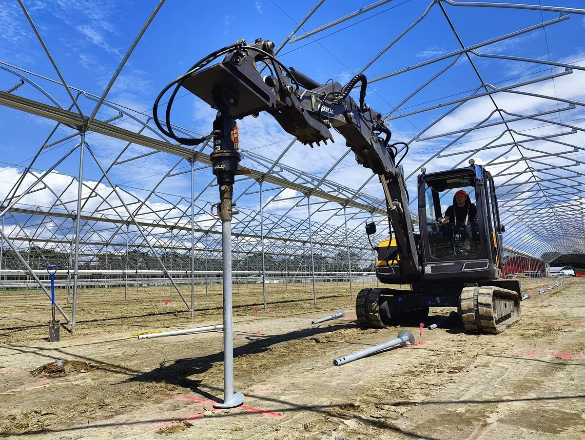 Bagger bei der Schraubpfahl-Installation