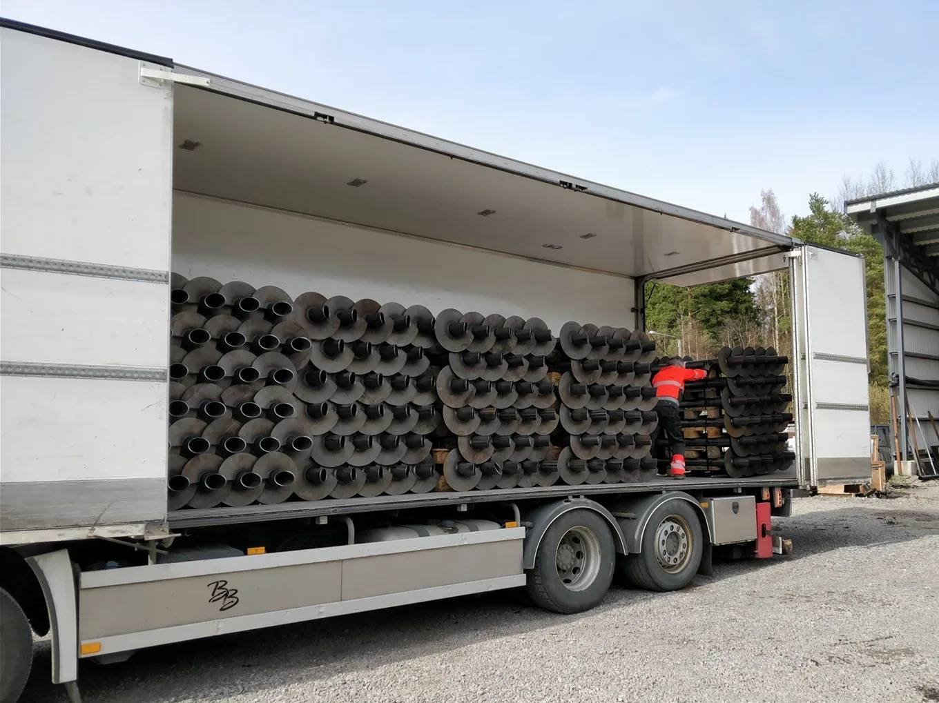 Paalupiste-Schraubpf&auml;hle bereit zur Auslieferung